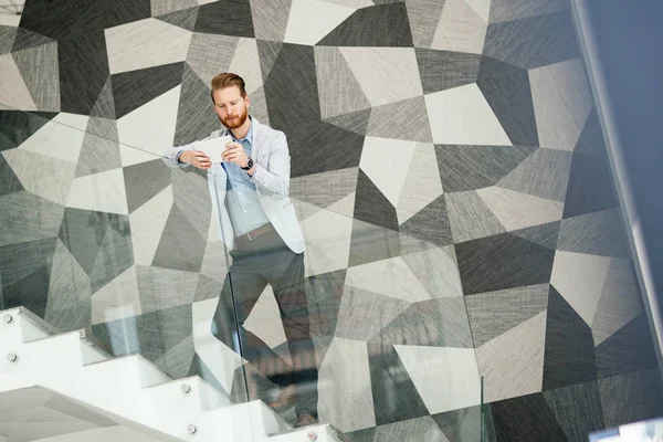 Empresário Tomando Escadas Vivendo Uma Vida Dinâmica — Fotografia de Stock