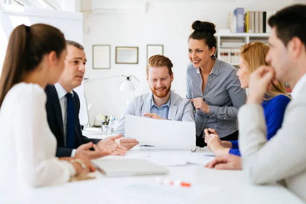 Empresarios Colaborando Hablando Través Nuevas Ideas Oficina — Foto de Stock