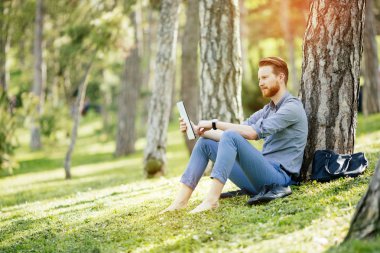 Yeşil park açık havada zeki öğrenci