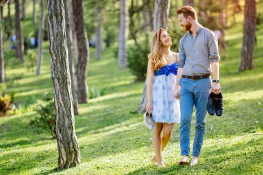 Romantik sevimli genç çift orman yalınayak yürüme