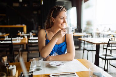 Kadının kahvesini restoranda çarpıcı