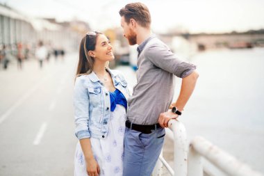Güzel çift tr açık havada duygular