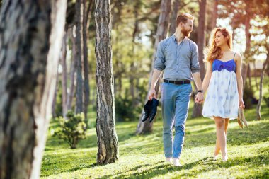 Romantik sevimli genç çift orman yalınayak yürüme