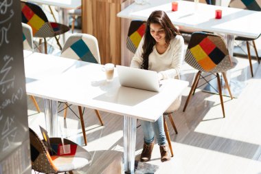 Esmer dizüstü eğitim ve kahve keyfini