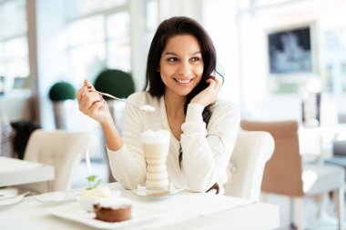 Güzel bir genç esmer kahve içme kafede portresi