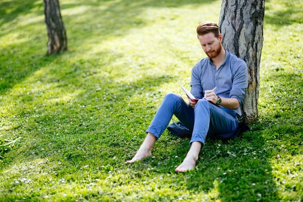 Schüler Lernen Park Und Machen Sich Notizen Und Bereiten Sich — Stockfoto