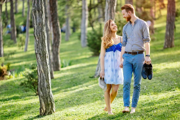 Romantische Schattig Jong Koppel Blootsvoets Lopen Van Bos — Stockfoto