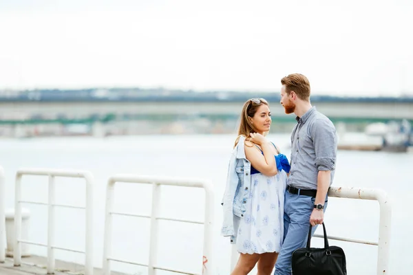 Mooie Paar Verliefd Buitenshuis Delen Van Emoties — Stockfoto