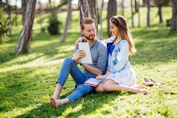 Cute Uni Students Studying Together Nature — Stock Photo, Image