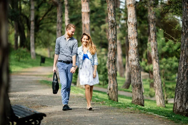 美しいカップル公園で歩くことによって接合 — ストック写真