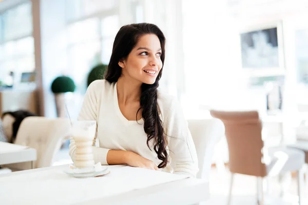 在一个美丽的咖啡馆里喝咖啡的迷人的女人 — 图库照片