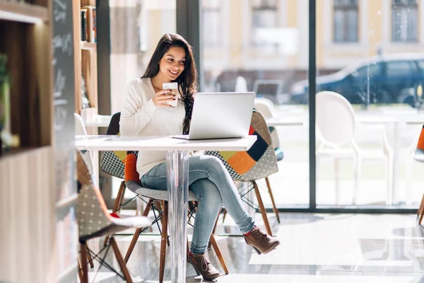 Vakker Brunette Som Nyter Kaffe Bruker Laptop – stockfoto