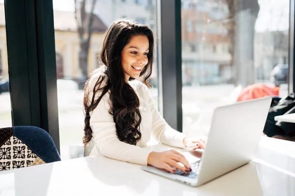 Vakker Ung Brunette Med Laptop Kafe – stockfoto