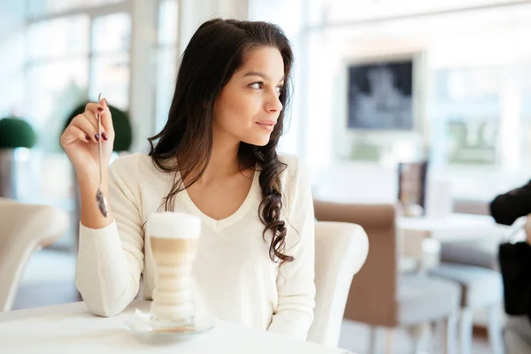 コーヒーを飲みながらカフェで美しい若いブルネットの肖像画 — ストック写真
