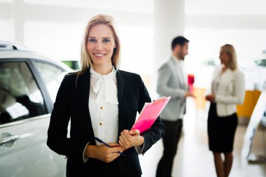 Resim içinde araba Bayilik çalışma profesyonel kadın satışçının