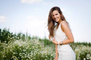 Genç, güzel, mutlu bir kadın doğada vakit geçiriyor.