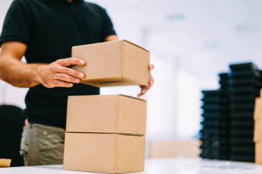 Resim gönderme adam işçi boks ürünleri