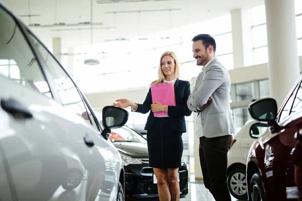 Junge Schöne Beraterin Showroom Gespräch Mit Dem Kunden — Stockfoto