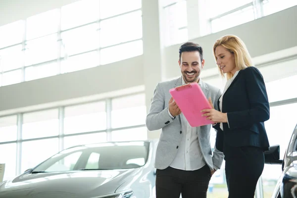 Retrato Cliente Bonito Feliz Comprando Carro Novo — Fotografia de Stock