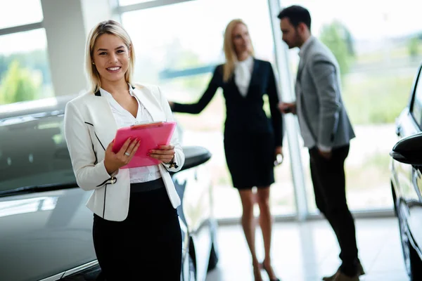 Bild Einer Attraktiven Lächelnden Verkäuferin Die Einem Unternehmen Arbeitet — Stockfoto