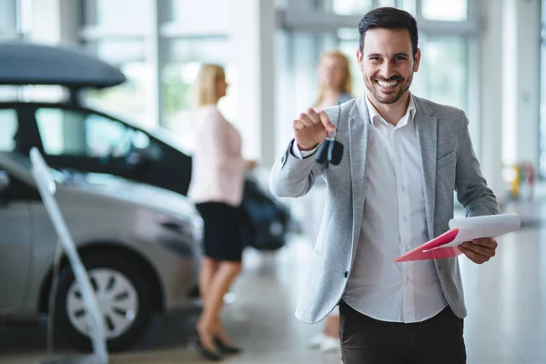 Empresário Feliz Bem Sucedido Uma Concessionária Carros Venda Veículos Para — Fotografia de Stock