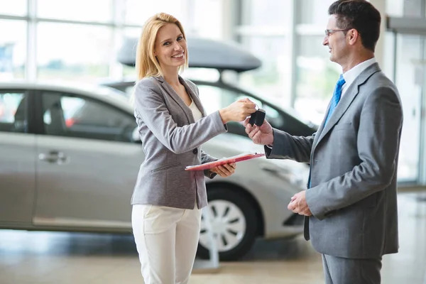 Verkäufer Während Der Arbeit Mit Dem Kunden Autohaus Schlüssel Neuen — Stockfoto