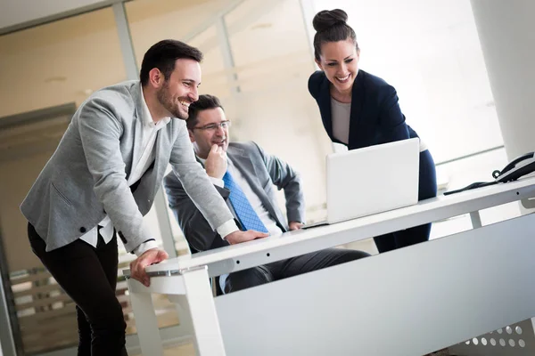 Geschäftsleute diskutieren bei Besprechung im Büro gemeinsam im Konferenzraum — Stockfoto