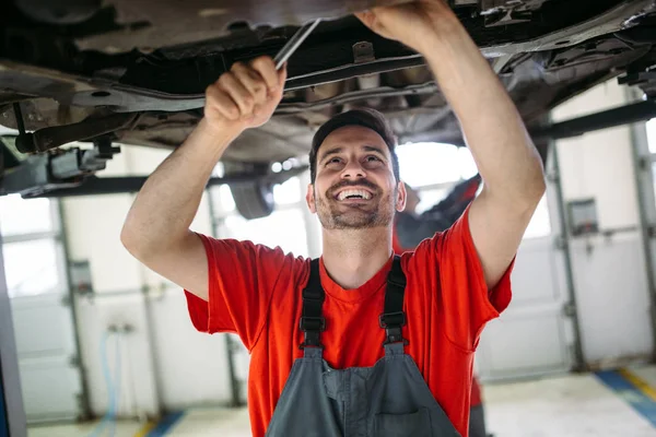 Joven Mecánico Automóviles Trabajando Garaje Servicio Reparación —  Fotos de Stock