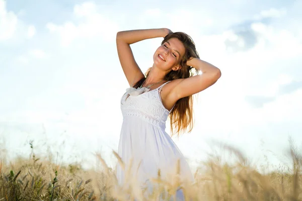 Jong Mooi Gelukkig Vrouw Besteden Tijd Natuur — Stockfoto