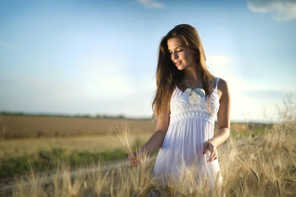 Joven Hermosa Mujer Feliz Pasar Tiempo Naturaleza — Foto de Stock