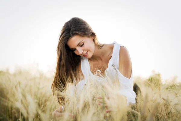 Junge Schöne Glückliche Frau Verbringt Zeit Der Natur — Stockfoto