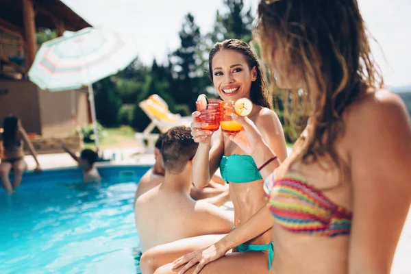 Jugendliche Trinken Cocktails Pool — Stockfoto