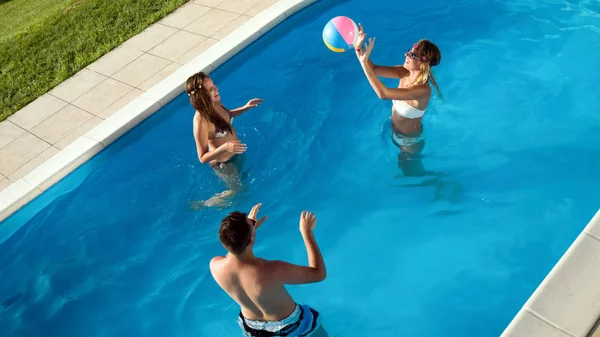 Amici Che Giocano Palla Piscina — Foto Stock