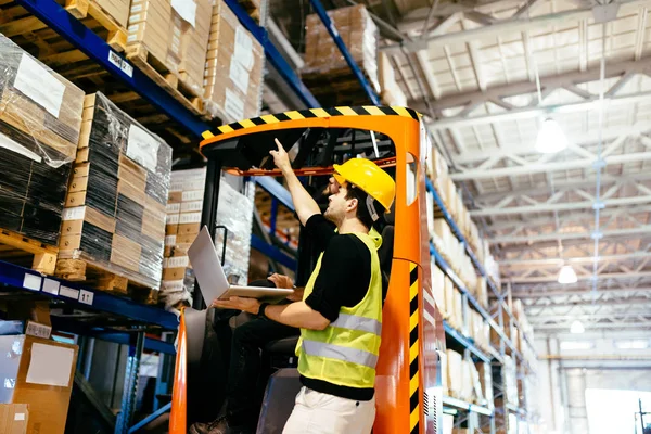 Logistiek Man Aan Het Werk Magazijn — Stockfoto