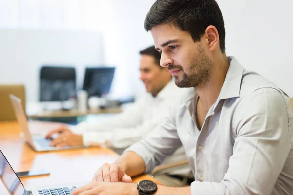 Büro Brainstorming Durch Junge Geschäftsleute — Stockfoto