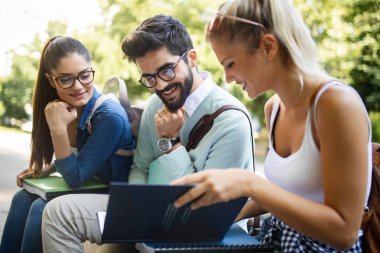 Üniversite kampüsünde birlikte okuyan arkadaşlar mutlu Grup