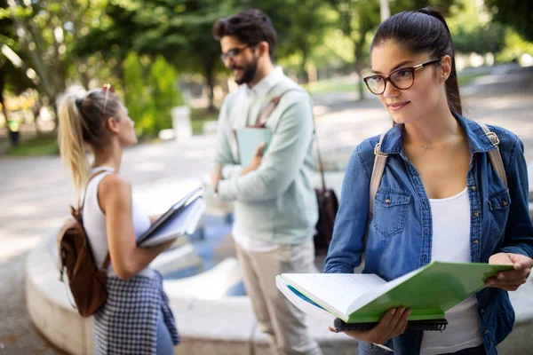 Jóvenes Estudiantes Universitarios Felices Estudiando Con Libros Universidad Grupo Personas — Foto de Stock