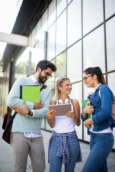 Glückliche Gruppe Befreundeter Studenten Die Gemeinsam College Lernen Und Lernen — Stockfoto