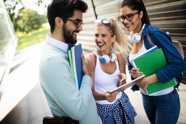 Jovens Estudantes Universitários Felizes Estudando Com Livros Universidade Grupo Pessoas — Fotografia de Stock