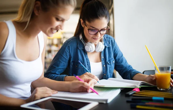 Diversidade Estudantes Amigos Trabalho Equipe Ideias Felicidade Conceito — Fotografia de Stock