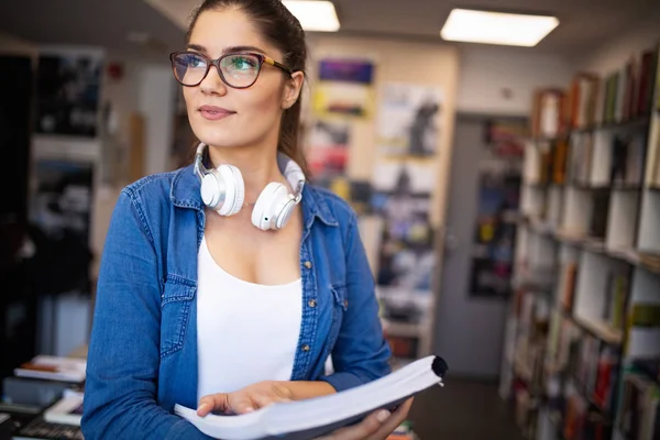 Porträt Einer Jungen Schönen Lächelnden Gelegenheitsfrau Die Arbeitet Oder Studiert — Stockfoto