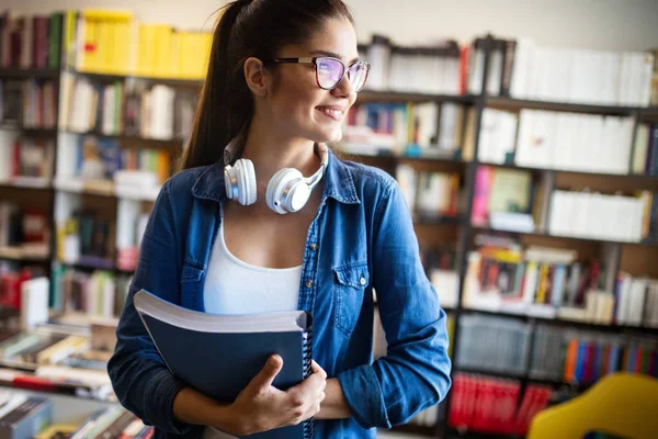 Bella Studentessa Che Impara Una Biblioteca All Università — Foto Stock