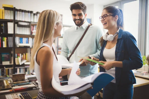 Szczęśliwi Młodzi Studenci Studiujący Razem Grupa Wielorasowych Osób Koledżu — Zdjęcie stockowe