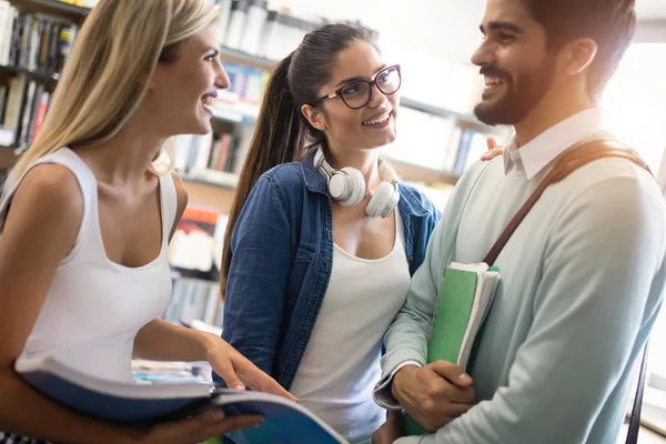 Szczęśliwa Grupa Przyjaciół Studiujących Razem Kampusie Uniwersyteckim — Zdjęcie stockowe