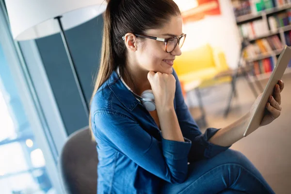 Schöne Studentin Studiert Und Lernt Für Die Prüfung — Stockfoto