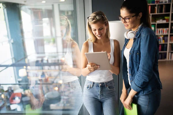 Gruppe Glücklicher Junger Menschen Studiert Gemeinsam Der Universität — Stockfoto