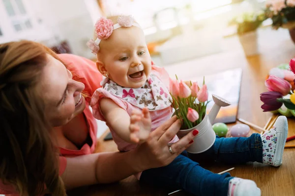 Gelukkig Moeder Baby Maken Decoratie Met Boeket Van Tulpen Emmer — Stockfoto