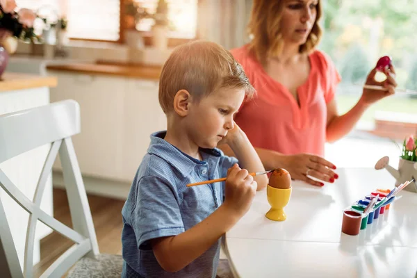 Щаслива Мати Син Малюють Великодні Яйця — стокове фото