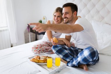 Yatak odasında romantik kez sahip genç mutlu çift