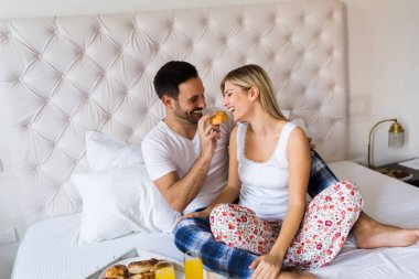 Yatak odasında romantik kez sahip genç mutlu çift